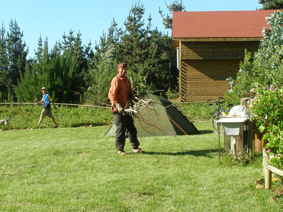 Feuerholz zum Kochen, denn unser Benzinkocher hat hier nun endgültig seinen Geist aufgegeben.