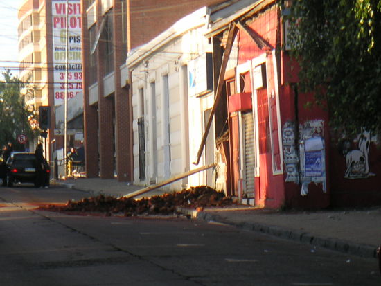 Teile von Dächern sind herabgestürzt......