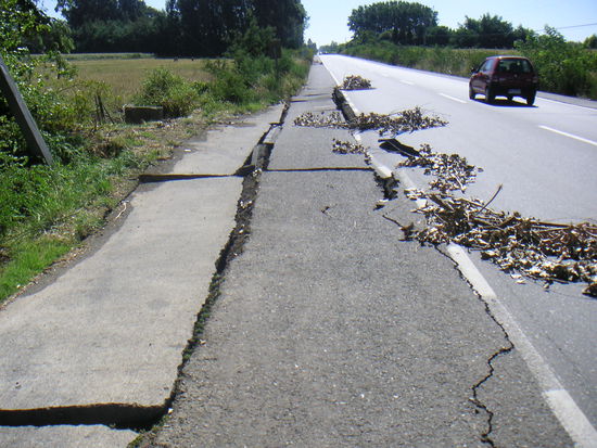 Unterwegs auf der Landstraße, abgesackter Seitenstreifen, oft gingen die Riße quer über die Straße oder es gab richte Absätze........