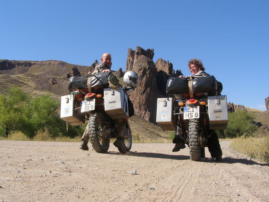 Wir sind glücklich und dankbar, das wir Euch so von hier grüßen können.
