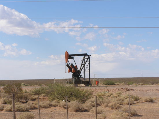 Argentinien ist rohstoffreich, hier wird Erdöl gefördert, diese Pumpen sieht man immer wieder.