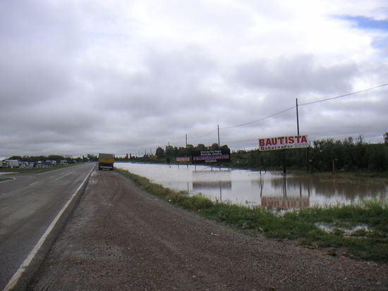 Viel Regen und ganz schnell entstehen Seen und durch die Trockeheit fließt es auch nicht so schnell ab.