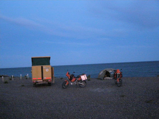Strandquartier, schön aber windig.
Mit einem urigen hamburger Paar.