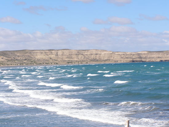 Der Wind bläst nette Wellen in die Bucht.