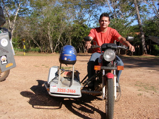 Motorrad-Notdienst, oder so ähnlich, da kommt der Mechaniker mit dem Beiwagen, sozusagen der "Abschleppdienst für Zweiräder ".