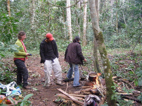 Kochstelle im Dschungel von Bolivien, abenteuerlich im wahrsten Sinne des Wortes und Wasser aus dem Fluß unsere Einwände, das Trinkwasser zum Kochen zu benutzen, wurden ignoriert bzw. nicht verstande. Überlebt !!