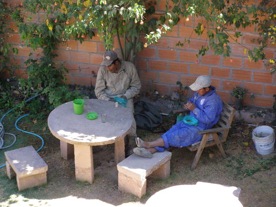 Der Arbeitstag beginnt erstmal so, Kokablätter preparieren.