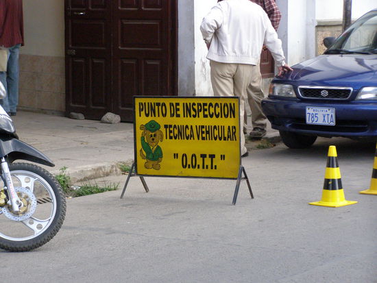 Beweis, in Bolivien gibt es so etwas wie TÜV, verwundert und erstaunt festgestellt.