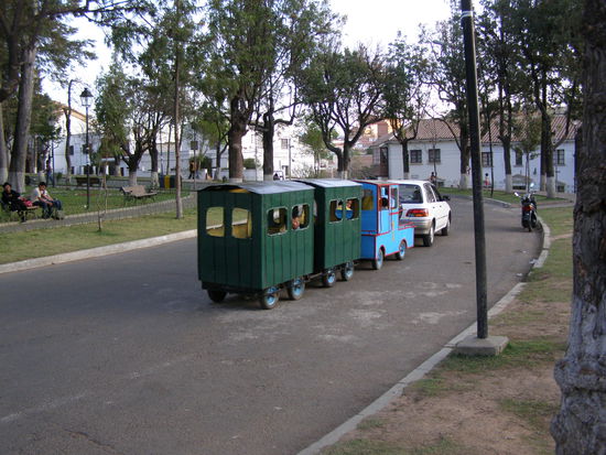 Kinderunterhaltung, Freitzeit im Park, sozusagen Fahrgeschäfte auf bolivianisch, das Auto zieht den "Zug".