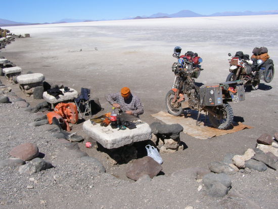 KTM Werkstatt auf 3660 m Höhe, noch ungünstiger hätte der Ort für eine Panne fast nicht sein können, aber alles ist möglich. Auch wenn das Werkstattbuch sagt, "den Vergaser nur in einem staubfreien Raum auseinander bauen", super Ratschlag.