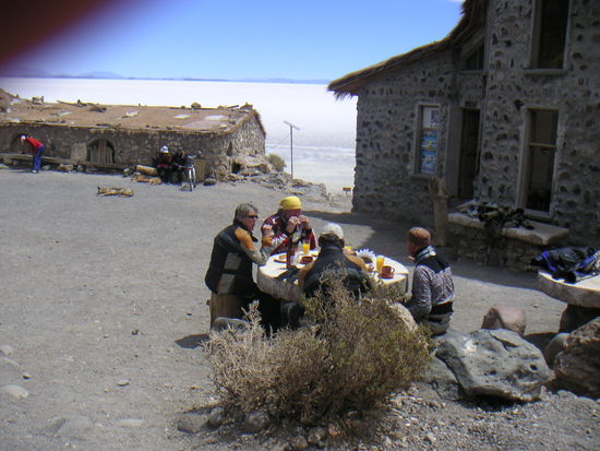 2.Frühstück auf dem Salar de Uyuni.