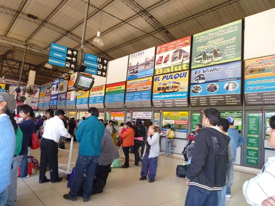 So sieht hier ein ZOB aus, das die Busse alle 10 bis 48 Stunden unterwegs sind, ist normal, Ueberland  halt.