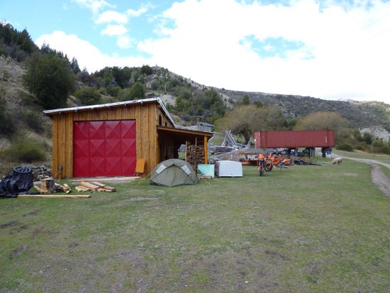 Die ersten Naechte haben wir noch im Schutz der Halle verbracht, windig und kuehl.