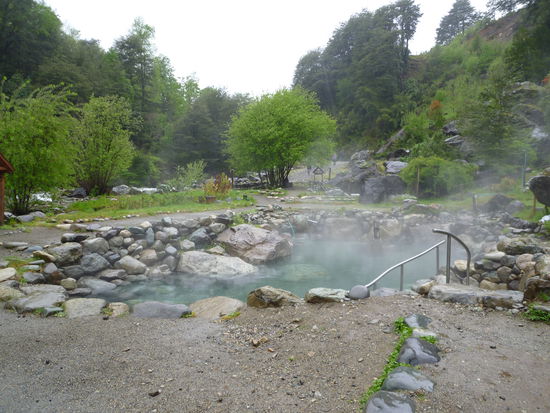 Aussen kalt und regnerisch, aber das Wasser 42 Grad heiss, war was zum Aufwaermen.