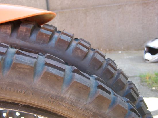 Bei der Gelegenheit haben wir gleich noch die Reifen gewechselt, 20.000 km Unterschied.