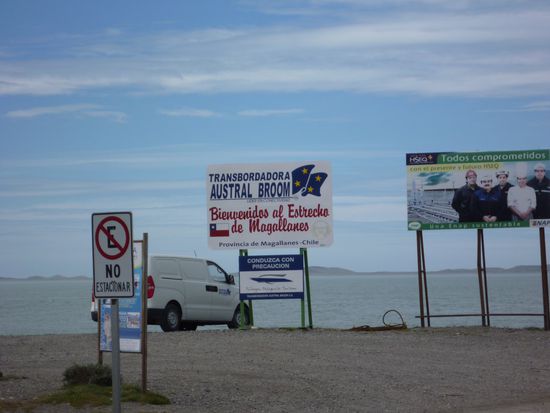Vor uns die Magellanstraße, da mit der Fähre rüber und wir sind auf Feuerland.