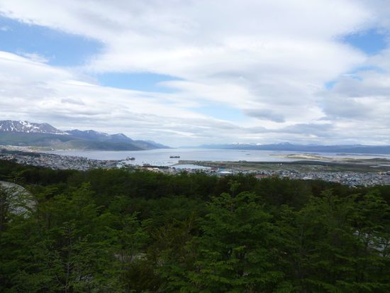 Blick auf die Bucht mit der Stadt.   USHUAIA !!!!!