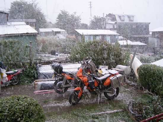 so sah es dann ein paar Stunden später aus, kaum zu glauben, nur Verrückte scheinen hier um diese Jahreszeit mit dem Motorrad unterwegs zu sein.