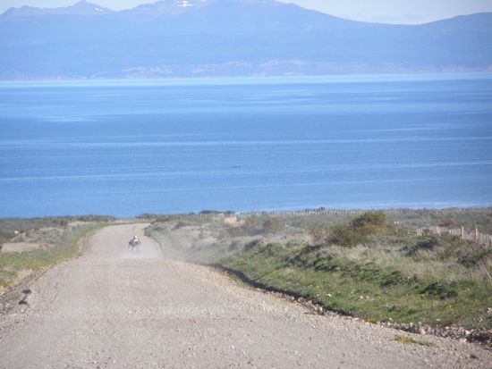 Piste auf Feuerland, blauer Himmel, blaues Meer.