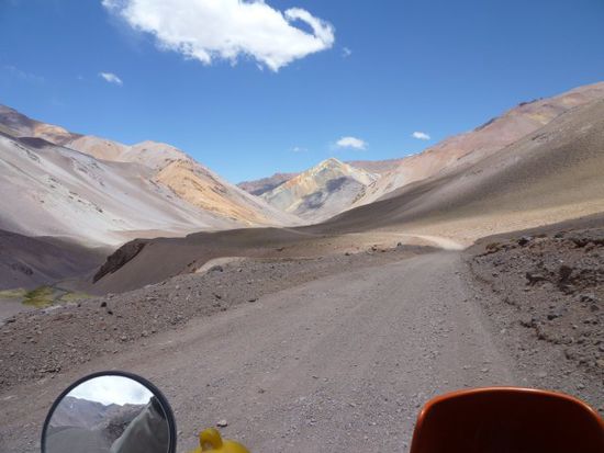 Die Berge haben hier alle Farben, sogar die Piste schimmert von rosa, über gelb und grün zu grau.