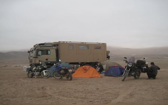 ........gemeinsames Lager dann in der Nähe, einTruck, 4 Zelte und 5 Motos und 5 Nationalitäten.