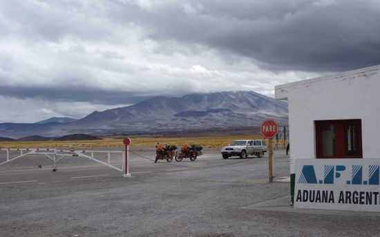 Sogar die argentinische Zollstation ist noch auf 4000 m.
Da gab`s sogar Sauerstoffflaschen fuer den Notfall.