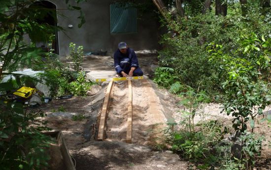 Grundgeruest fuer das Holzdeck, etwas unkonventionell mit krummen Latten.