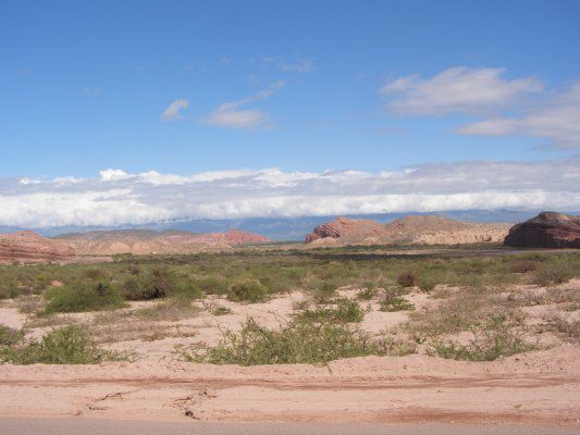 Entlang der Quebrada, manchmal wie Marslandschaft, dann wieder sanfter,...