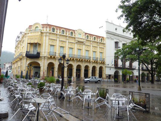 An der Plaza von Salta, leider hatten wir Regen.