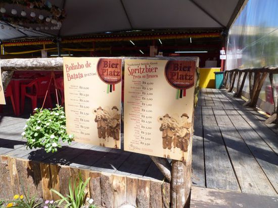 So sieht hier eine Getränkekarte auf dem Fest aus.
