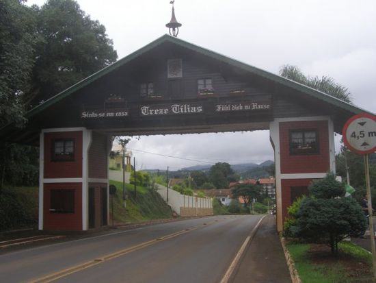 Das Eingangstor zum tiroler Dorf.
