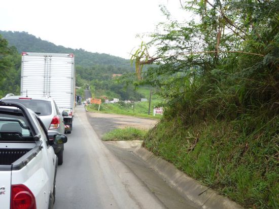 Viel Verkehr, Baustellen, Staus, manchmal etwas gelassener, aber meist ähnlich wie bei uns.