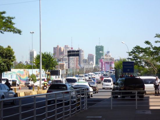 Der Blick auf die Freundschaftsbrücke und Ciudad del Este.