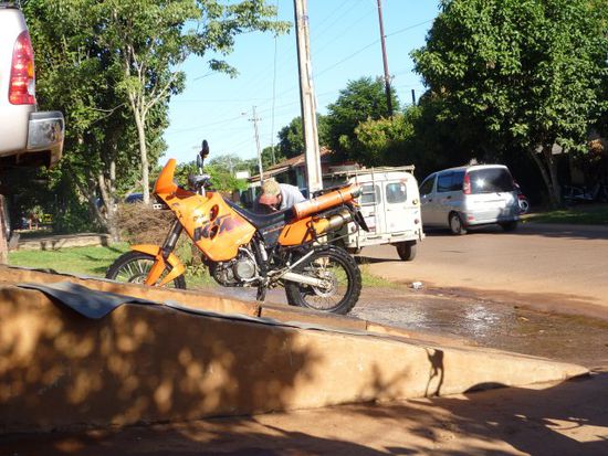 Die Waschstraße mal etwas anders. Das gibt blitzblanke Motos.