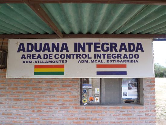 Bolivien und Paraguay teilen sich sogar das Zollgebaeude.