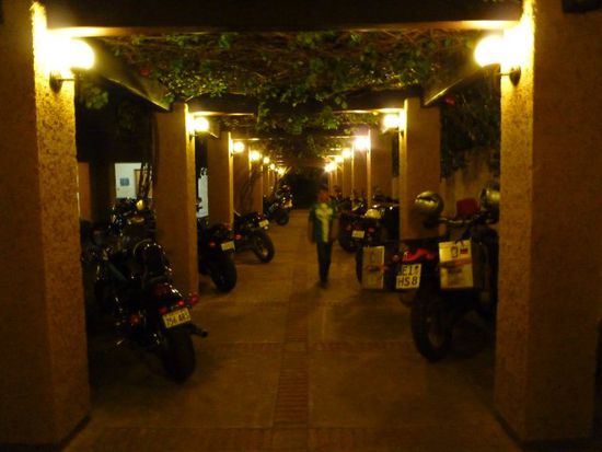 Beim Motorradclub von Santa Cruz, geparkt zwischen BMW`s und Harleys.
