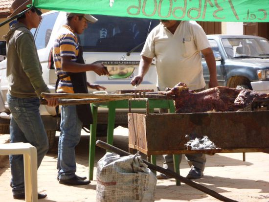 Schwein am Spieß, und mit der Machete zerlegt.