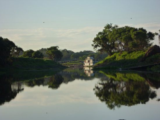 Der Hafen in Sichtweite, es ist ein kleiner Hafen.