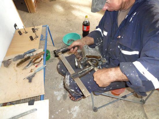 Im Handbuch steht so schön geschrieben, "...mit dem KTM Spezialwerkzeug....", da mußte er improvisieren zum Ventile ausbauen.