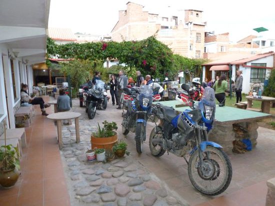 Im Garten vom Pachamama, wurlt nur so von Mopeds.