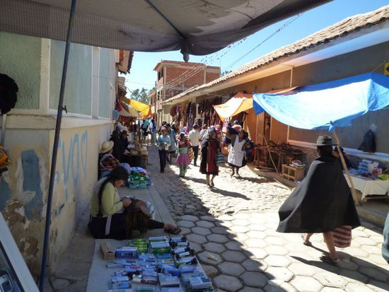 Markt von Tarabuco, der findet in den ganzen Straßen des Dorfes statt,....
