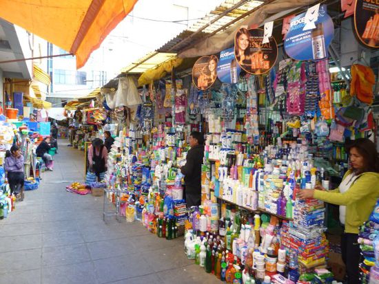 Im Mercado Central, viele Stände von Kosmetik, lauter einzelen Händler,.....