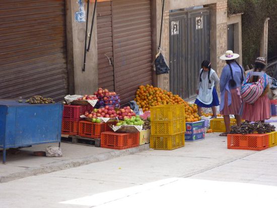 Im Mercado Campesino, dort verkaufen die Bauern von außerhalb ihre Produkte an der Straße, die Frauen, Chollitas im traditonellen Gewand.