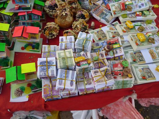 Auf der Feria, kleine Symbole für die Wünsche um sie dann mit einem Ritual in Erfüllung gehen zu lassen.