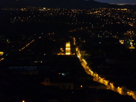 Sucre bei Nacht.