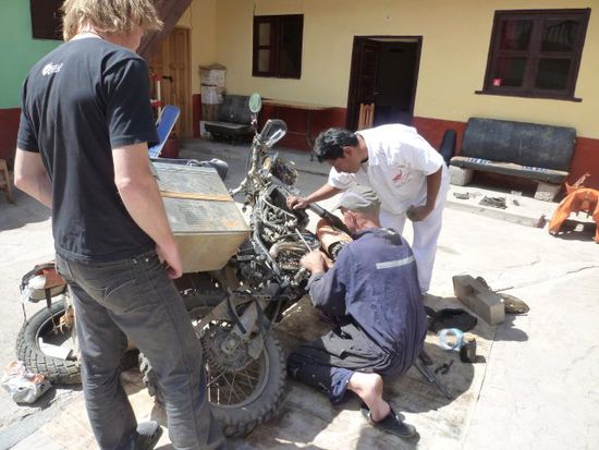 Es sieht immer wild aus wenn Rupert repariert, der Hondamechaniker (in weiß) half nur mit 2 Spezialwerkzeugen aus.
