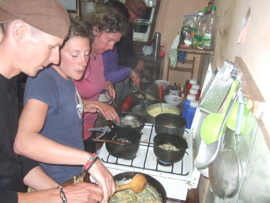 Röstikochen im Großen, neben dem Herd noch drei Kocher im Einsatz, damit auch ja alle satt werden.