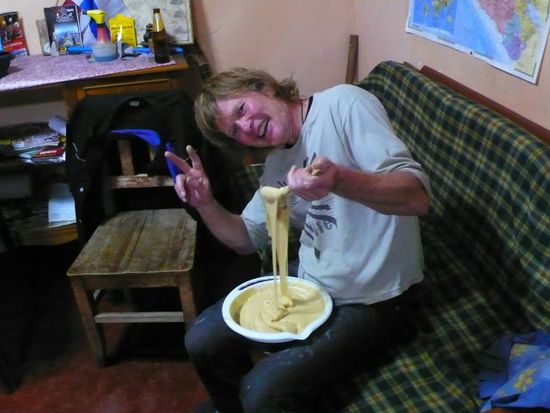 Markus beim Spätzleteig anrühren.