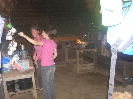 Kueche, gekocht wird auf offenem Feuer.