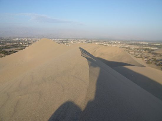 Von einer Sandduene aus hat man einen schoenen Blick ins gar nicht weit entfernte gruene Flusstal.